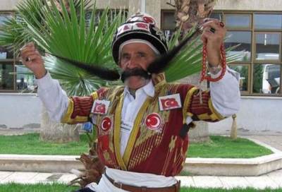 وفاة صاحب أطول شارب بالعالم