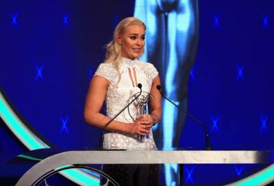 بالصور .. فوز"ليندسي" أعظم متزلجة نسائية فى العالم بجائزة روح الرياضة