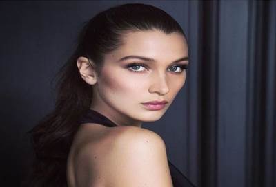 شاهد "بيلا حديد" تتألق بفستان أحمر بدون أكمام