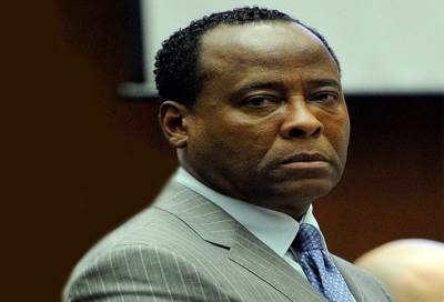 بعد فضيحة الإغتصاب .. طبيب جاكسون يكشف حقيقة  "تبول" نجم البوب على نفسه 