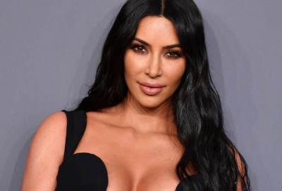 بالصور .. كيم كارداشيان تقلّد الآلهة