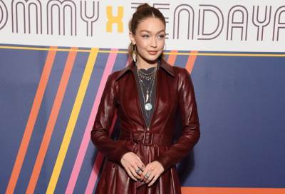 بالفيديو والصور .. جيجي حديد تتألق بالجلد الأحمر الغامق فى حفل أزياء  " Tommy Hilfiger"