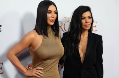 بالصور .. "كورتني كارداشيان" وشقيقتها "كيم"  وأبنتها "نورث" اثناء تجولهم في كالاباساس