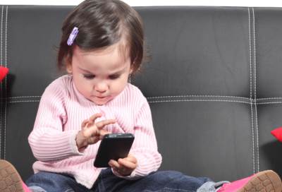 قاومي إدمان طفلك للهاتف المحمول بهذه الطرق