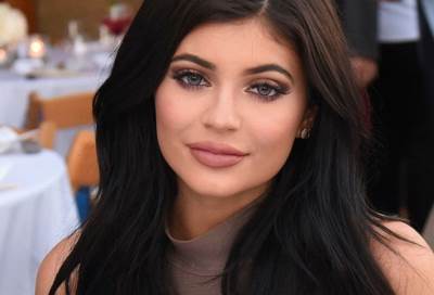 بالفيديو .. طفلة "كايلي جينر" تخطف الاضواء بشنطة "بينك"