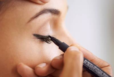 أفضل محددات العيون المقاومة للمياه في أيام الصيف الحارة المتعرقة