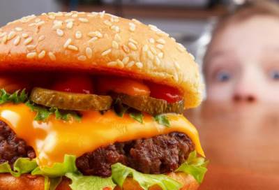 الآباء الذين يعانون من الإجهاد يعتمدون على الوجبات السريعة للأطفال