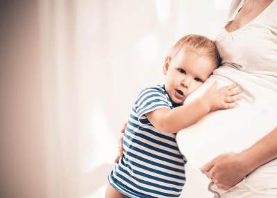 الإنجاب يحمي المرأة من السرطان ويضمن عمرًا أطول للرجل