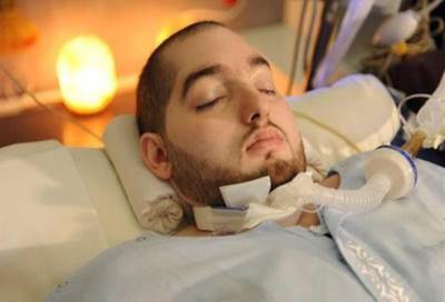 بالفيديو .. بعد 14 عاما في الغيبوبة .. "الأمير النائم" يحرك رأسه