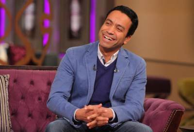 شاهد .. سامح حسين وزوجته يؤديان العمرة