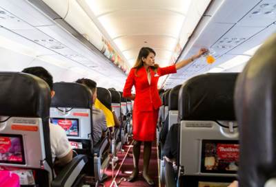 بناءا على نصيحة مضيفات الطيران لا ينبغي ارتداء هذه الأشياء على الطائرة