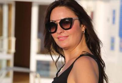 شاهد .. نيرمين الفقى بدون مكياج تتألق بالأسود على الشاطئ