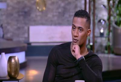 شاهد .. رومانسية محمد رمضان وزوجته فى باريس