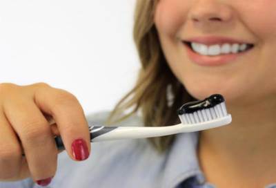 لا تستخدمي معجون الأسنان الفحمي لهذه الأسباب