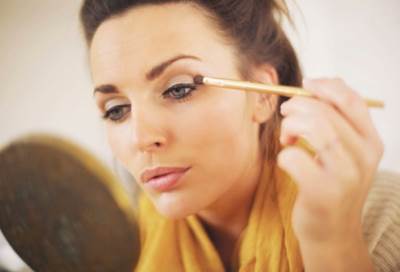 الطرق الصحيحة لوضع ظل العيون لو كانت عيناك متقدمتين في العمر