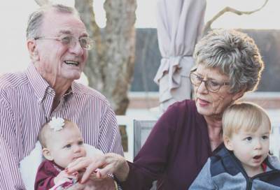 الأطفال المولودون لأبوين أكبر سنًا لديهم مشاكل سلوكية أقل