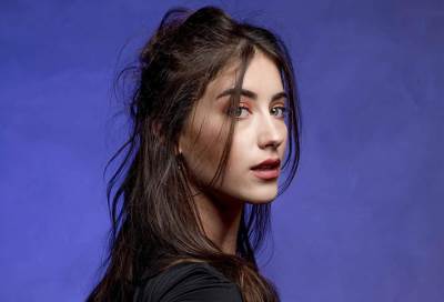 بالصورة .. هازال كايا تستعرض حملها بالمايوه