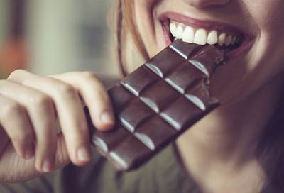 الشيكولاتة الداكنة تقلل من الاكتئاب وتحسن المزاج