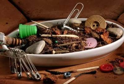 هل إدمان أكل التراب والطباشير والأشياء الغريبة يعود لنقص الحديد بجسمك؟