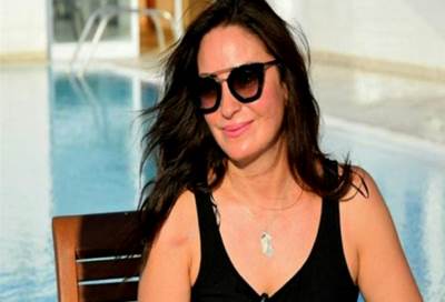 بالفيديو .. نرمين الفقي تمارس رياضة السباحة  