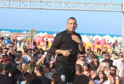 بالصور .. الليثى يشعل حفل وايت بيتش بمارينا