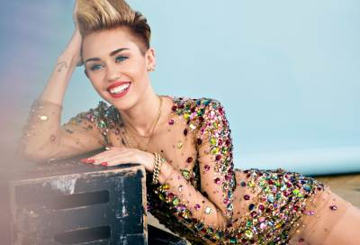 مايلي سايروس  تدافع عن نفسها بعد إتهامها بالخيانة