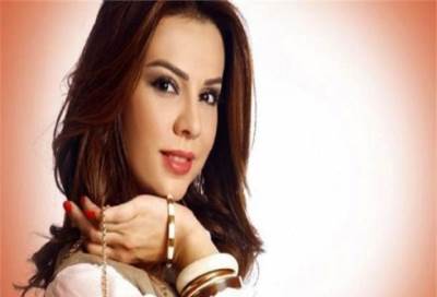 فريال يوسف تثير الجدل مع كلبها على البحر وتصفه بأفضل من الماس