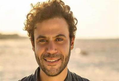 شاهد .. زوجة محمد إمام تتألق بفستان أسود فوق الركبة