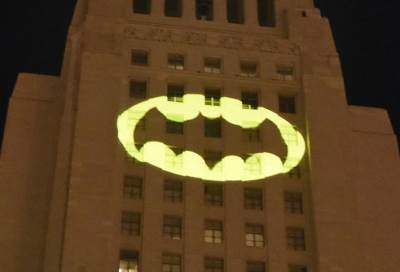 شعار "باتمان" يضيء في معظم مدن العالم
