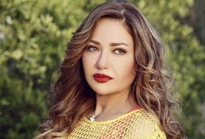 شاهد .. ليلى علوي تستعرض رشاقتها بفستان اسود جذاب بمهرجان الجونة