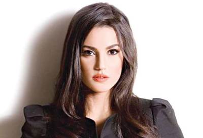 درة تتألق فى الجونة بفستان "مقلم"