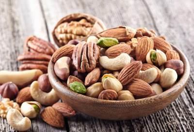 تناول حفنة من المكسرات يقلل الإصابة بالسمنة