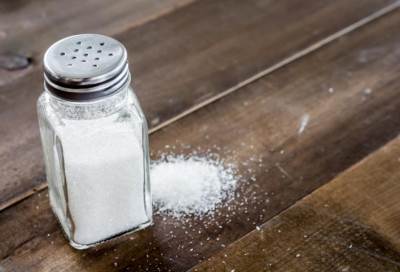 خبراء الصحة يطالبون بوضع عبارات تحذير على "عبوات الملح" على غرار السجائر