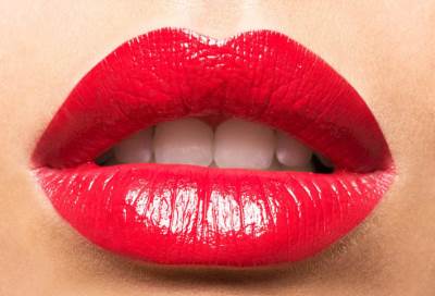 هوس جديد للفتيات .. استخدام صمغ الرموش لتكبير الشفاه