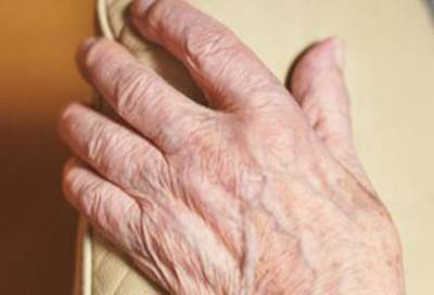 اعرف سبب "كرمشة" الجلد مع تقدمنا فى السن ونصائح للوقاية