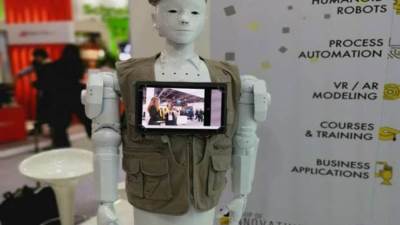 أول روبوت إماراتي .. يستخدم لإسعاد الناس والمعاملات الشرطية والقضائية