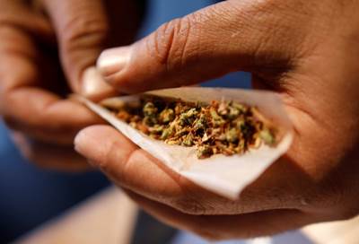 تدخين الرجال للحشيش يرفع خطر إجهاض الزوجات