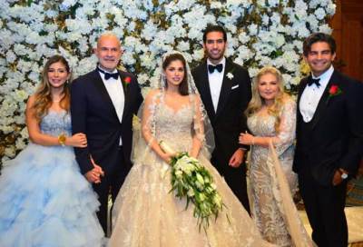 شاهد فيديو .. فستان ملك قورة في زفاف شقيقتها يثير الجدل...هل التصميم مبالغ فيه؟