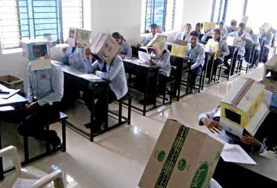 لمنع الغش .. كلية هندية تجعل الطلاب يرتدون "كراتين" خلال الامتحان