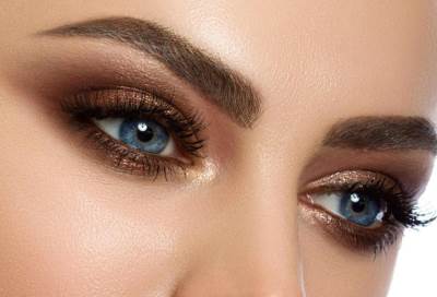 بالصور .. مكياج عيون برونزي ناعم لشتاء 2020