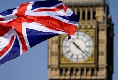 مجهول يوزع آلاف الجنيهات في شوارع بريطانيا