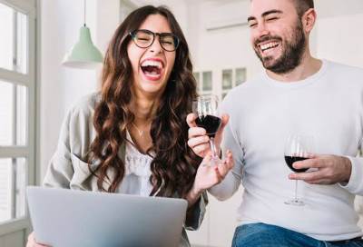 روح الدعابة تساعد على استمرار العلاقة الزوجية .. تعرفي على التفاصيل