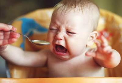 تعرفي على موعد تقديم الأطعمة الصلبة للطفل الرضيع