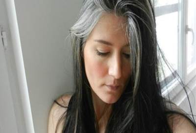 ما الذي يسبب الشعر الأبيض في سن الثلاثين؟