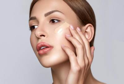 أفضل طريقة لوضع كريم الأساس .. تعرفى عليها