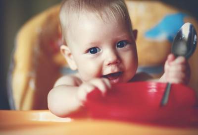 لماذا يلقي الأطفال أطباق الطعام على الأرض؟