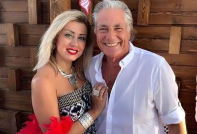 شاهد .. كيف احتفل مصطفى فهمي وزوجته بـ الكريسماس؟