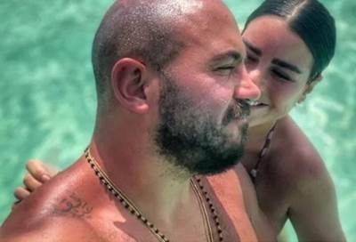 زوجة محمود العسيلي تنشر صورتها في حمام السباحة .. فى شهر العسل