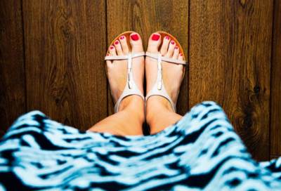 تخلصي من فطريات أظافر القدم بشكل سريع وطبيعي