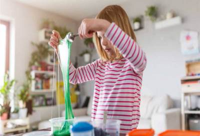 إحذري .. هذه اللعبة تسبب التسمم والصداع المزمن لأطفالك